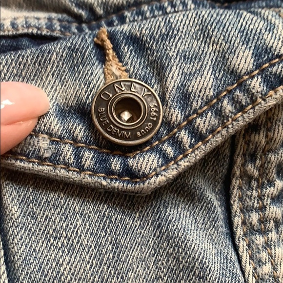 Denim vest with rose patches - Picture 5 of 11